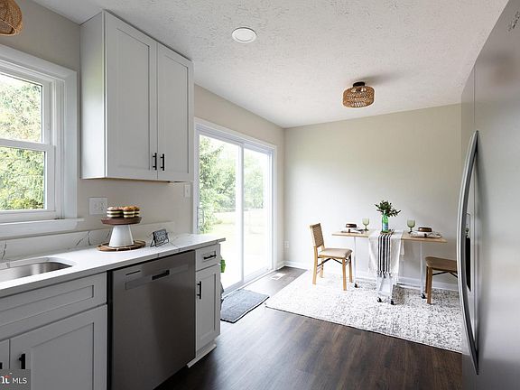 5th image of 724 Warm Spring Rd