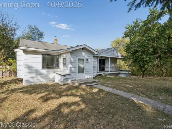 2331 Ormond Rd, White Lake, MI 48383