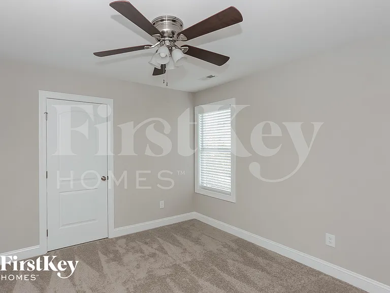 118 Akron Ave — Photo 13