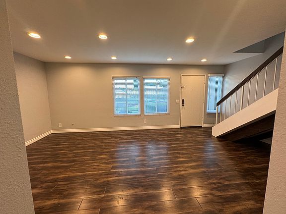 3rd image of 20119 Leadwell St Unit 6
