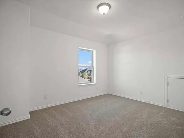 909 Bluebell St — Photo 10