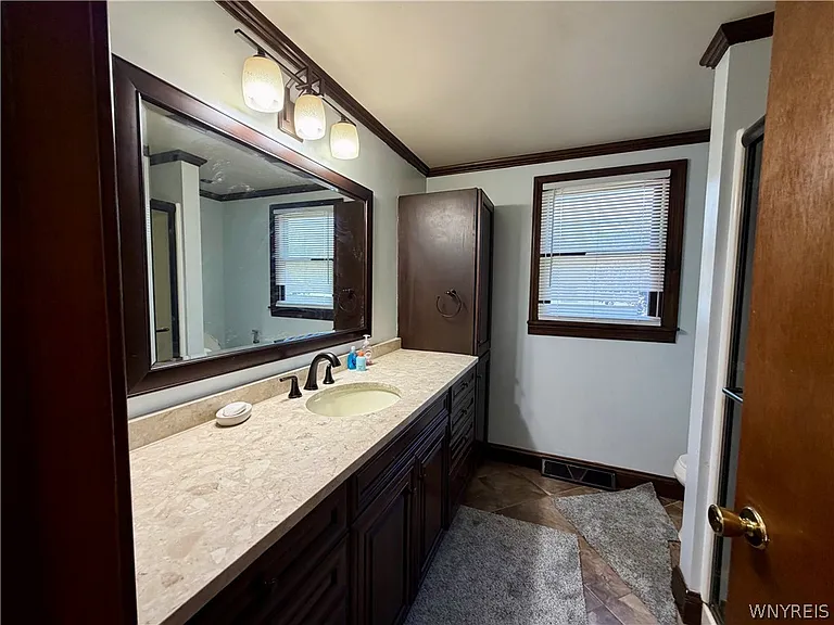 783 N French Rd — Photo 15