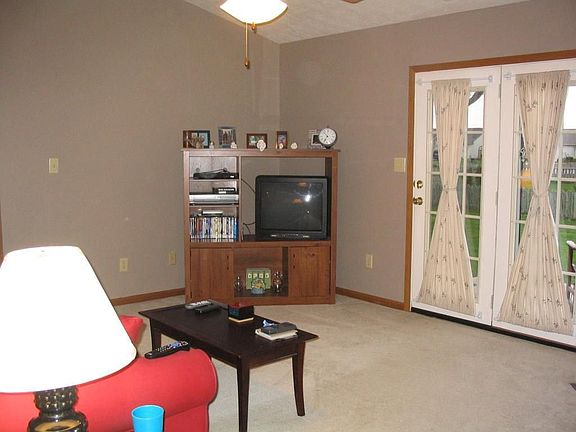 Great Rm Opens to Back Patio