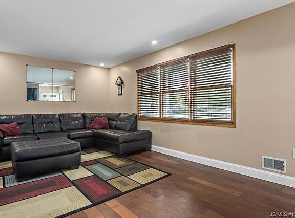 5th image of 301 Cedar Dr