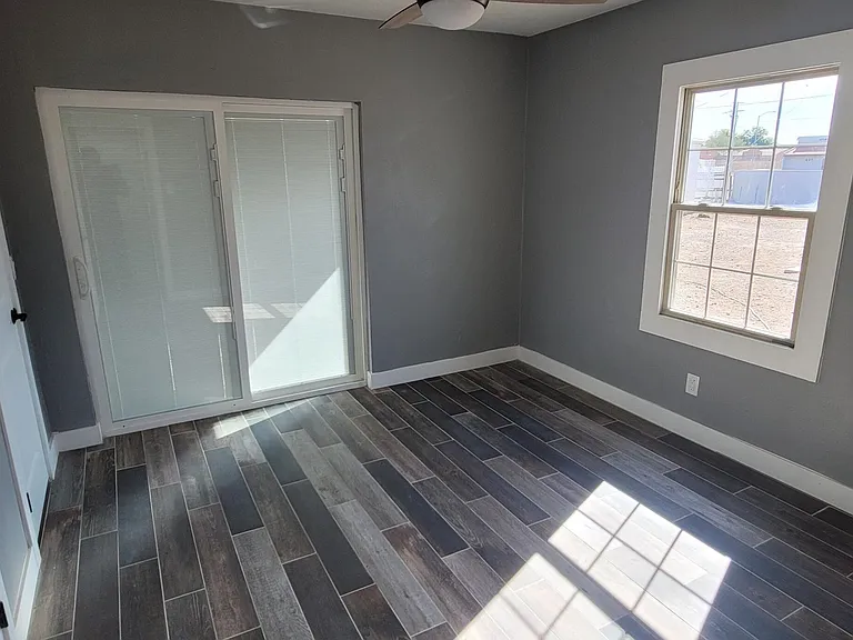 105 N Los Robles Dr — Photo 2