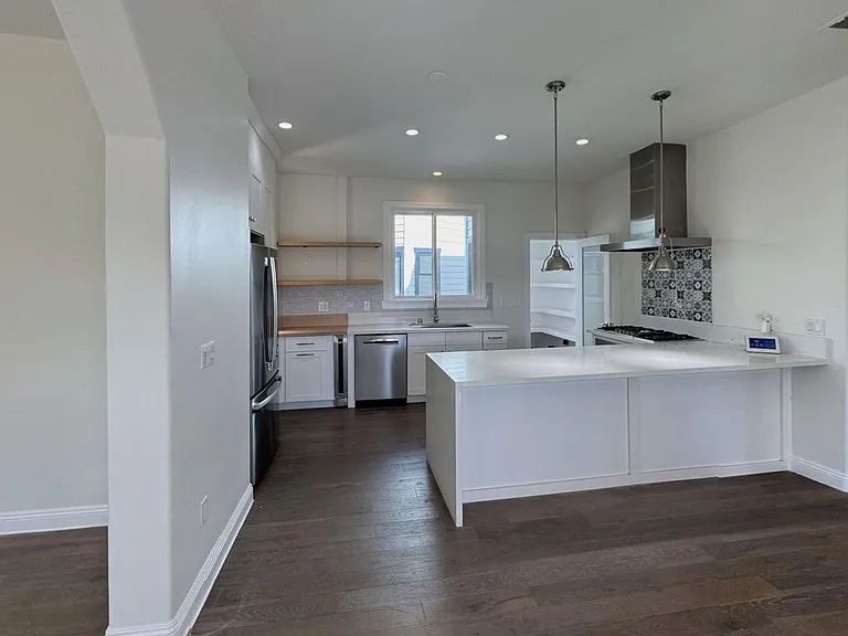 1043 S Plymouth Blvd — Photo 8