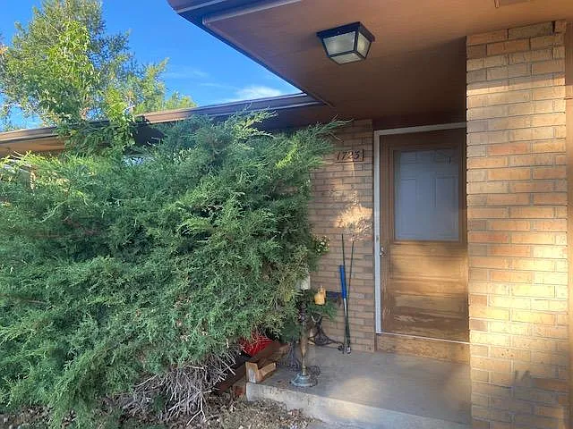 Exterior/Front Door