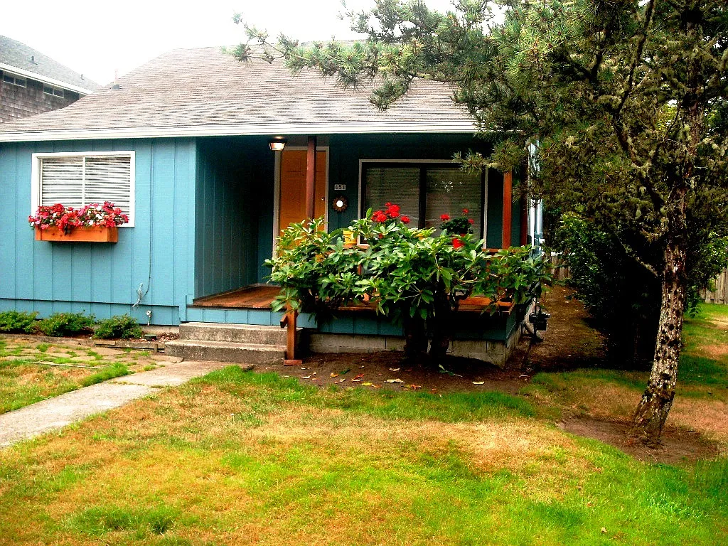 451 10th Ave photo 1