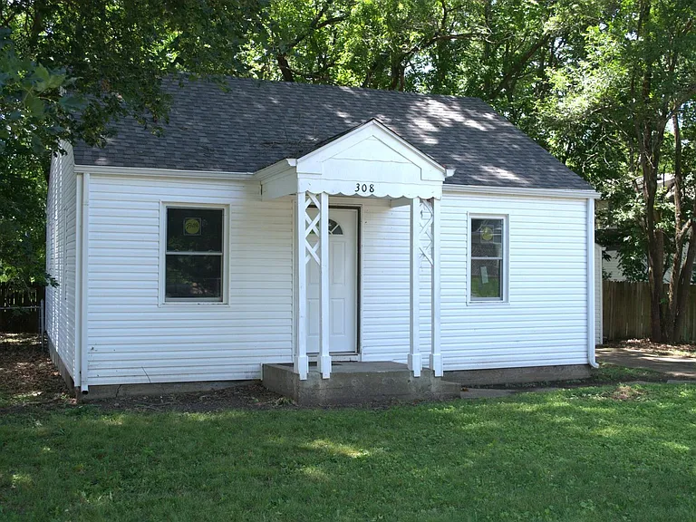 308 Benton St — Photo 3