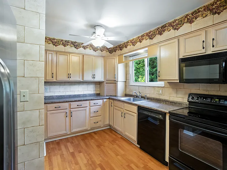 560 Monticello Dr — Photo 6