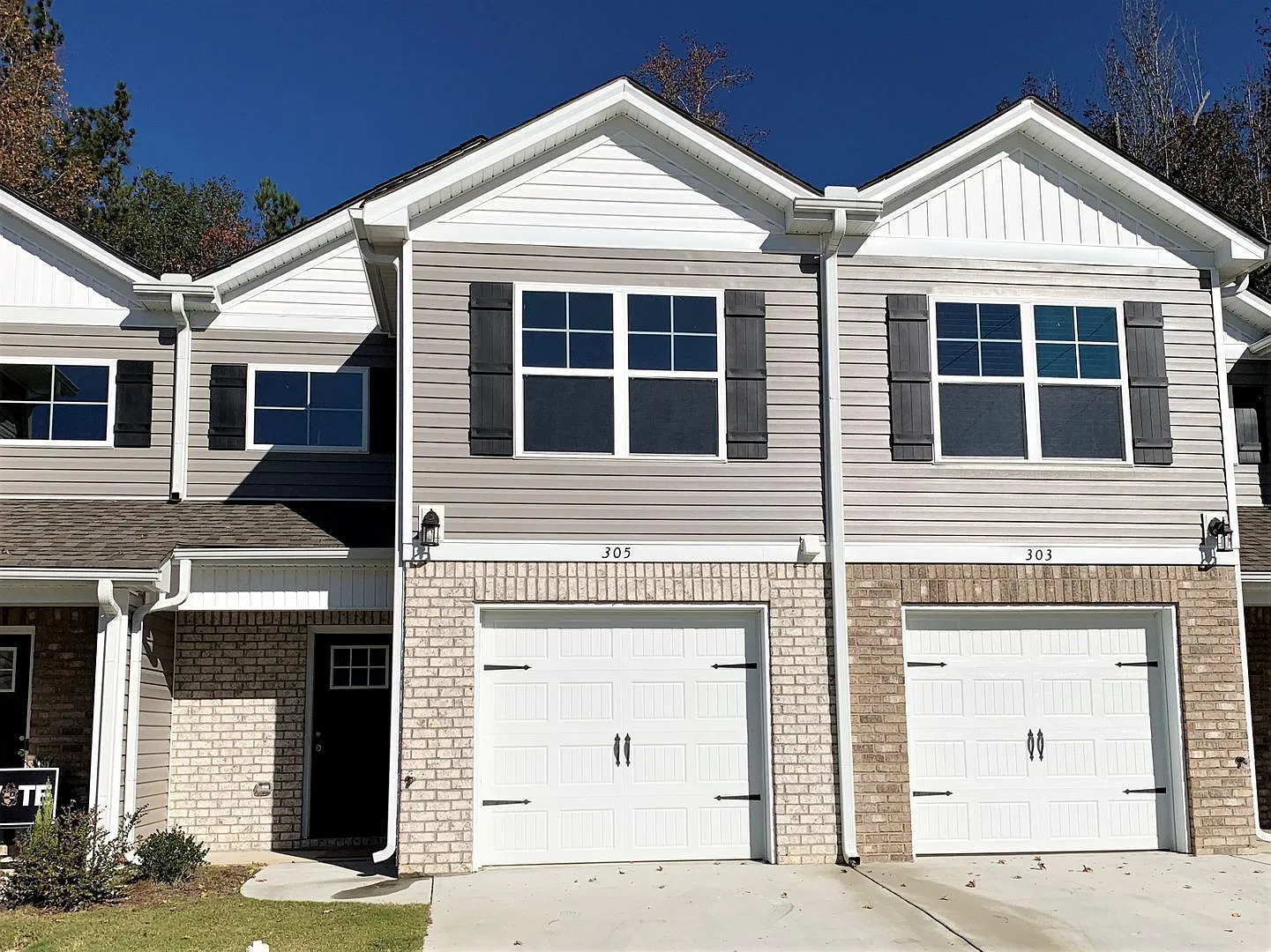 Very Nice Townhome in Great Location — Photo 1