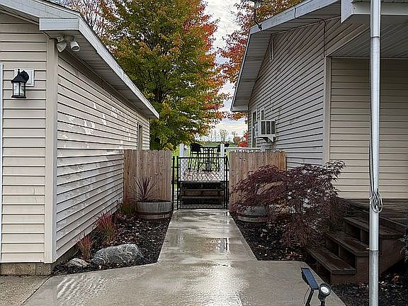 3rd image of 1963 W Monroe Rd