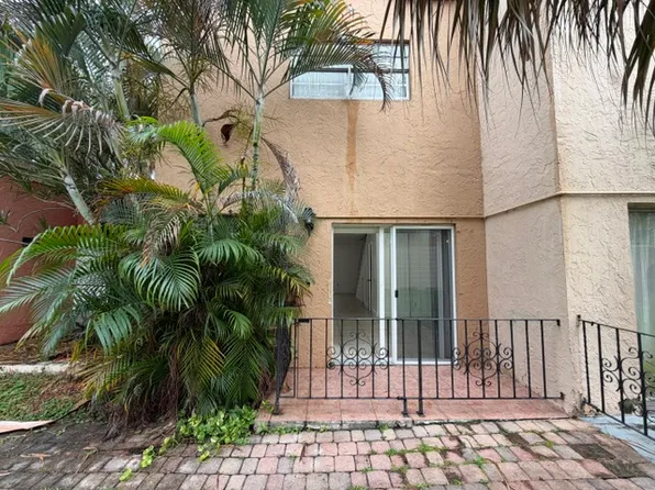1305 W 53rd St, Hialeah, FL 33012