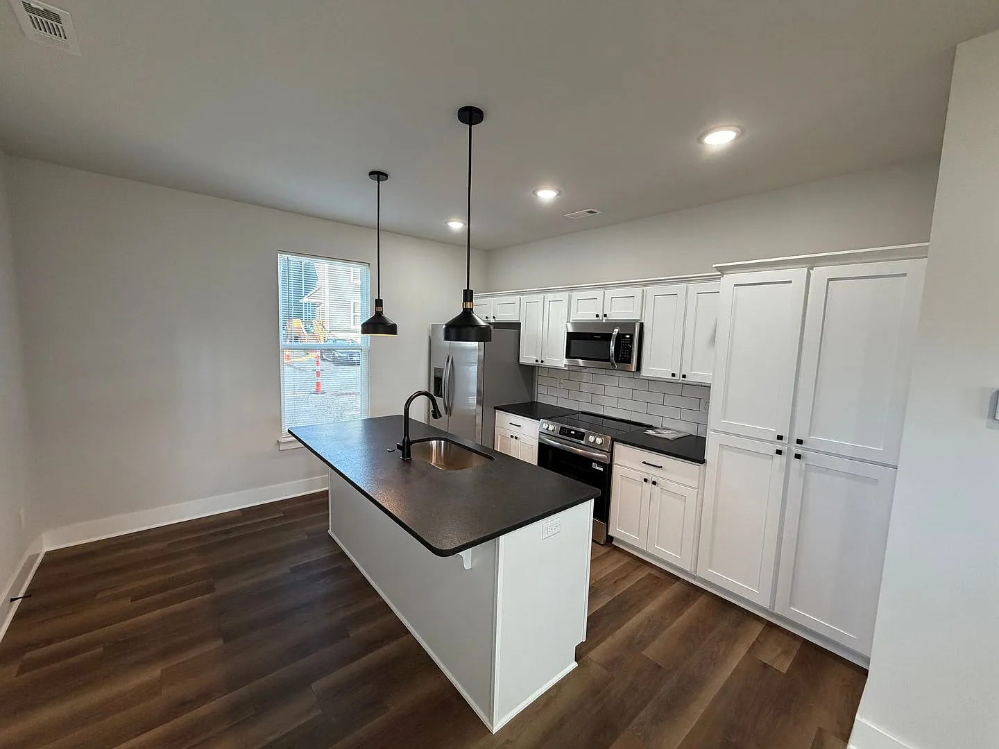 1043 Laramie — Photo 4