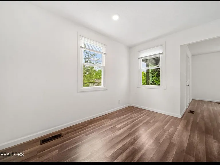 3958 Greenleaf Ave — Photo 5