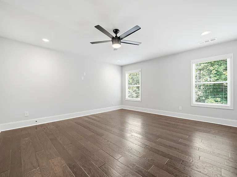 Large upstairs flex space or 5th bedroom