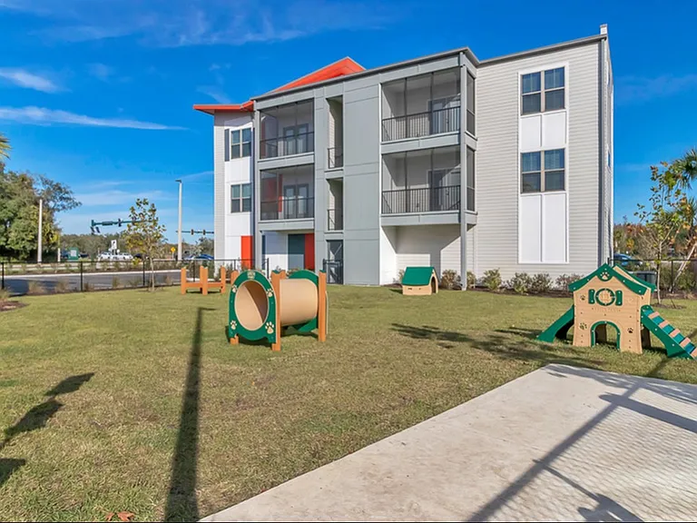 Nexus Brandon Apartments — Photo 46