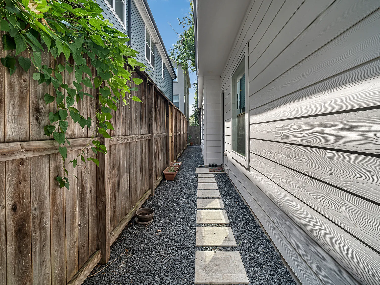 3 bed, 2.5 bath, 2476 sqft, $4,800 — Photo 2