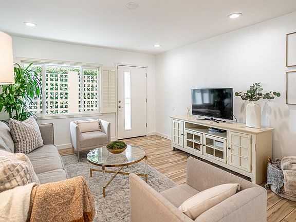 4th image of 2534 E MEADOWBROOK Avenue