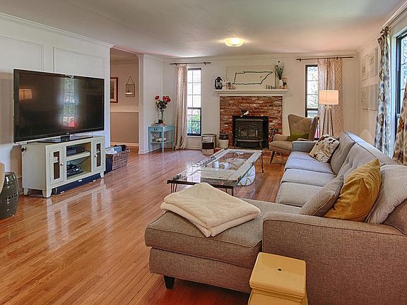 3rd image of 1320 Beacon Hill Ln
