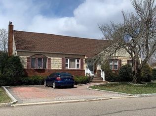 135 Columbus Blvd, Amityville, NY 11701