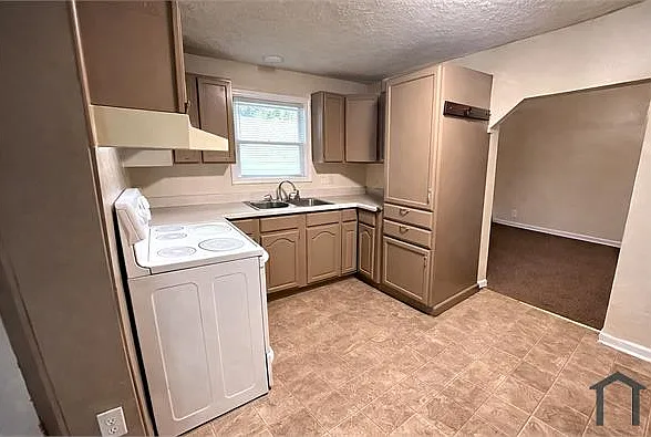 5 bed, 2000 sqft, $2,395 — Photo 4
