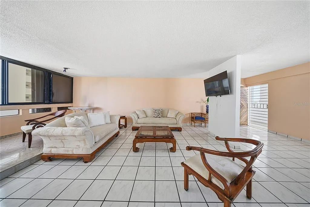 Building Photo - 4327 Avenue Isla Verde #503
