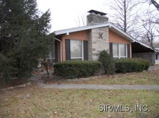 915 Robert Dr, Godfrey, IL 62035