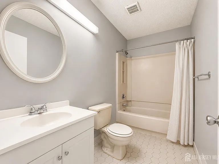 482 Danbury Ln — Photo 9