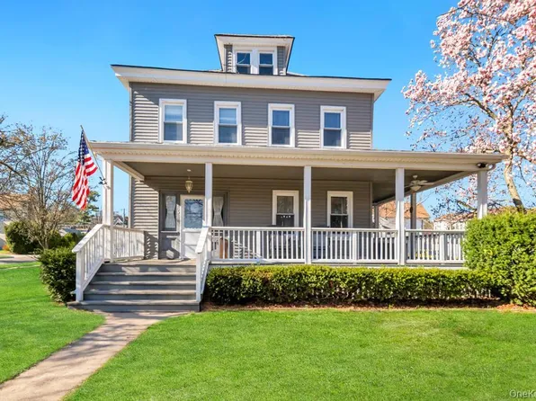 237 Willow Street, Roslyn Heights, NY 11577