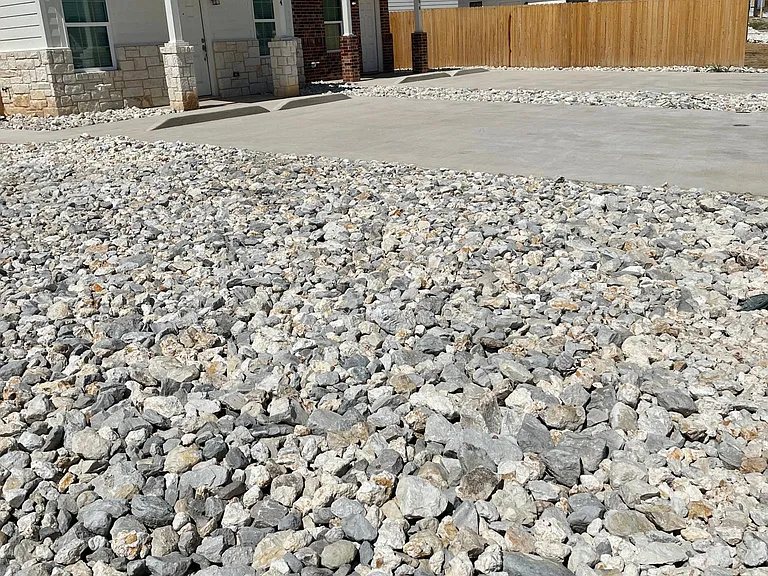 606 Alamo Dr — Photo 2