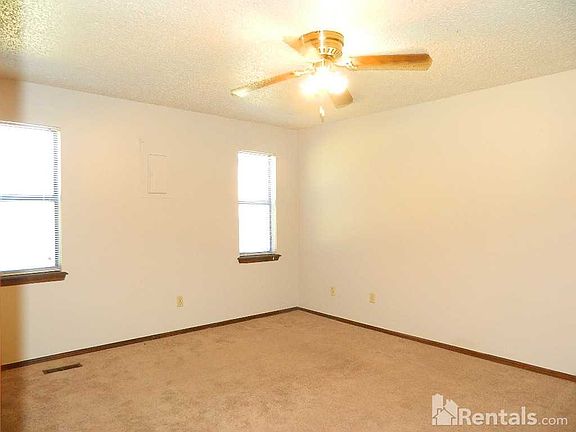 5th image of 302 Vicksburg Cir APT A