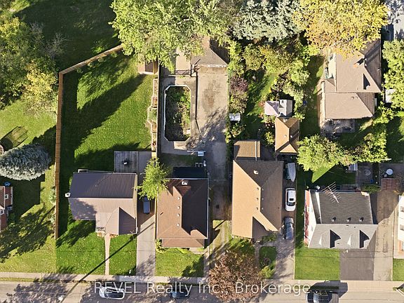 4th image of 63 Carleton St S