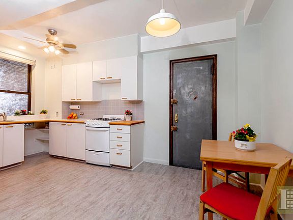 3rd image of 160 W 77th St APT 1E