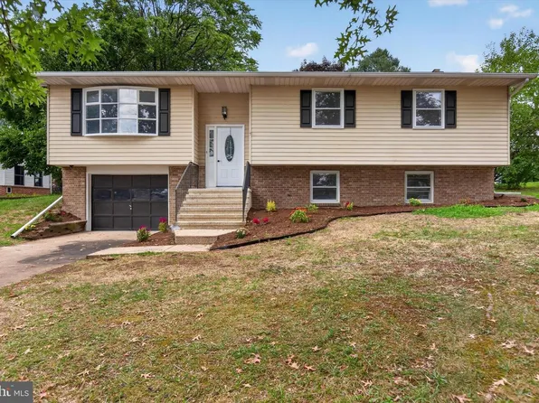 3204 S Scenic Rd, Harrisburg, PA 17109