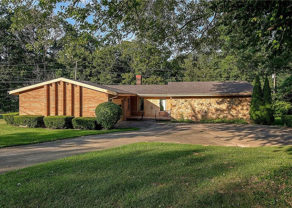 1st image of 460 S Woodlawn Dr