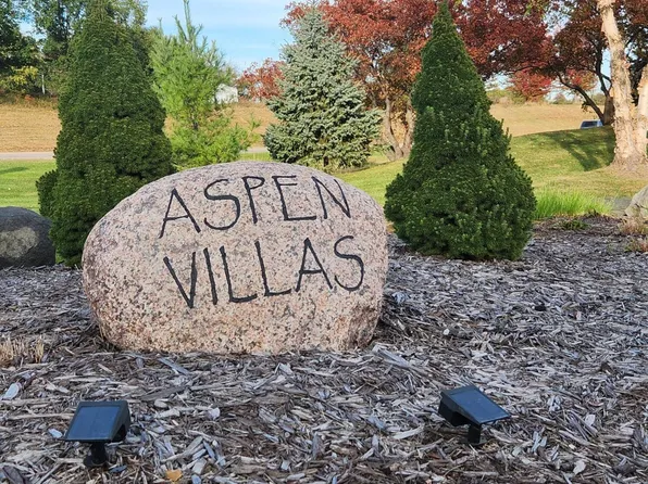 15B Aspen Dr, Blue Grass, IA 52726
