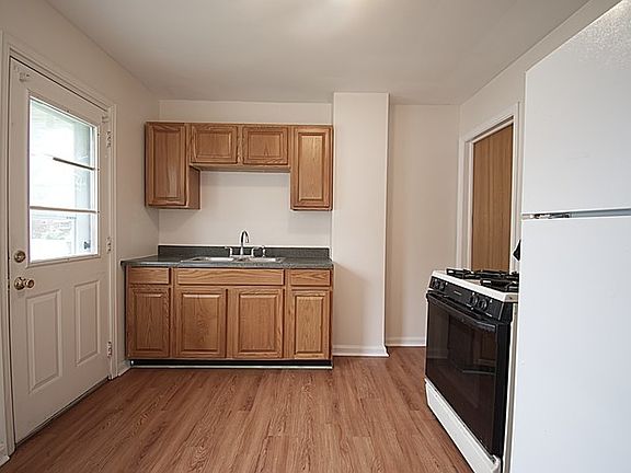 3rd image of 402 E 222nd St