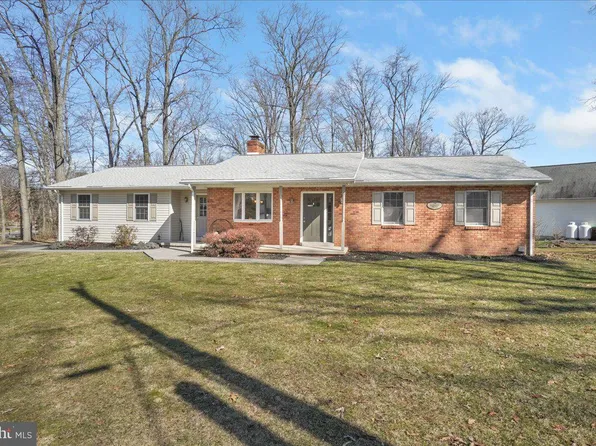 240 Forrest Dr, Gettysburg, PA 17325