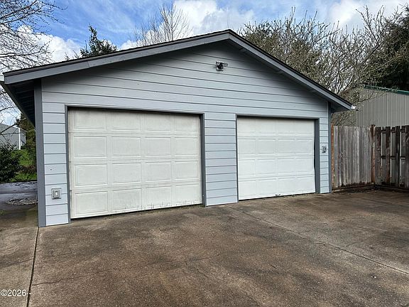 3rd image of 853 SW Siletz River Dr