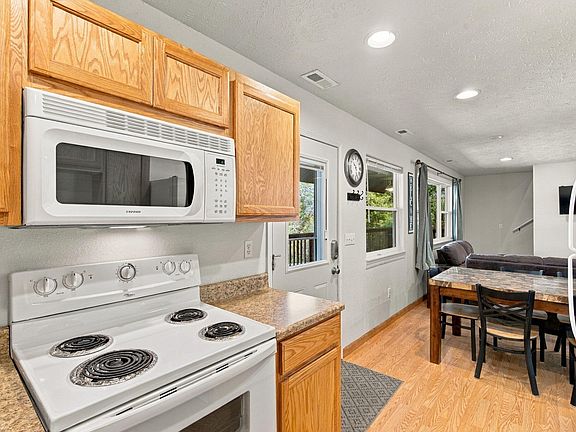 3rd image of 425 Eagle Drive