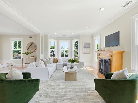 4th image of 130 Mount Auburn St #130