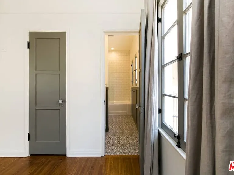 1136 S Hayworth Ave — Photo 15