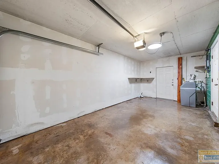 221 E Adams St — Photo 23
