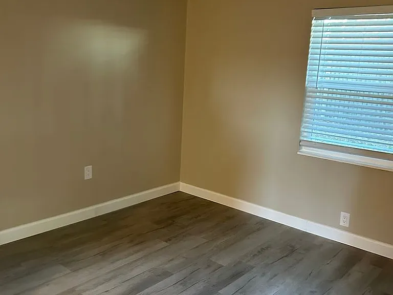 345 N Dewey St — Photo 3