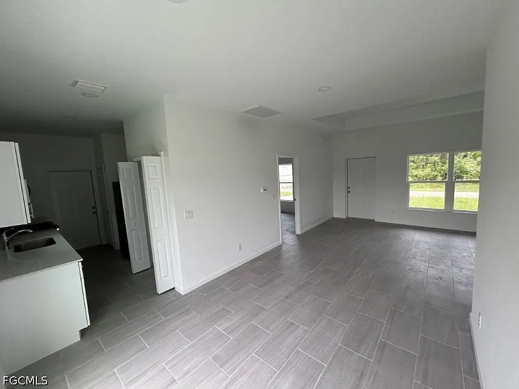 3 bed, 2.0 bath, 1055 sqft, $1,700 — Photo 3