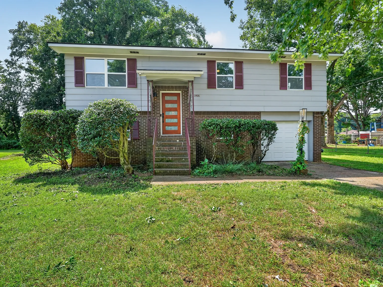 5 bed, 1560 sqft, $1,800 — Photo 1