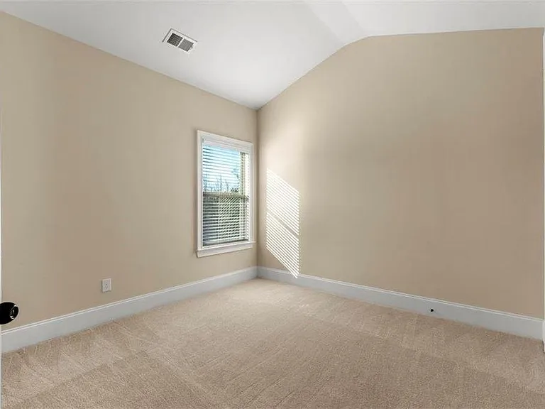 591 Heywood St — Photo 23