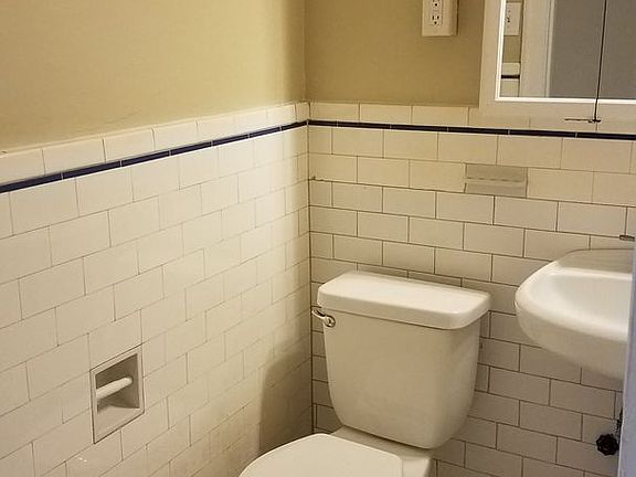 4th image of 906 E John St #302