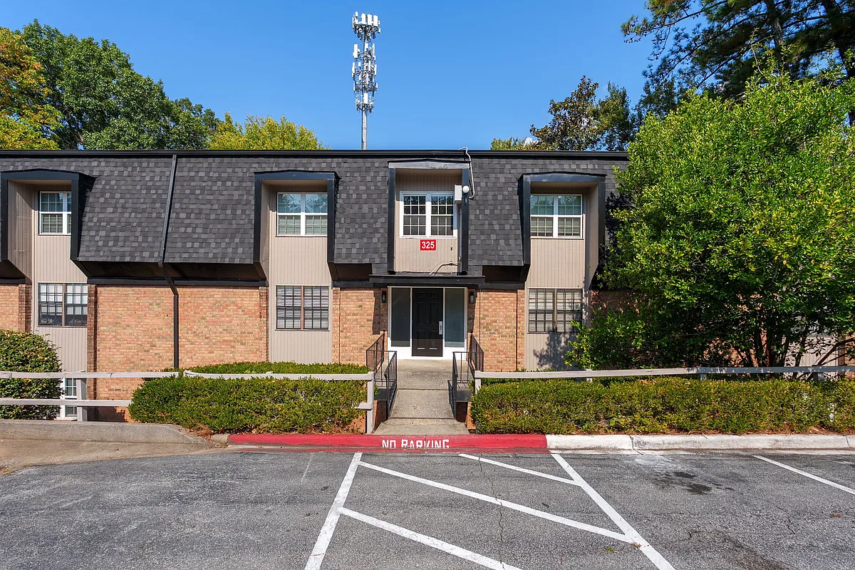 Photo 1 of 24 - 325B Winding River Dr NE #1 - Sandy Springs, GA Primary Photo - 325B Winding River Dr NE #1